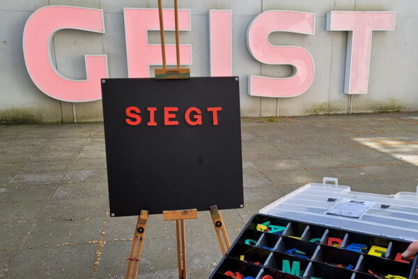 Via Lewandowsky - Das Versprechen / Die Vergangenheit der Zukunft / GEIST, 2017 - MKK erworben mithilfe des Ministeriums für Kultur und Wissenschaft des Landes NRW der Förderstiftung Museum Kurhaus Kleve und des Freundeskreises