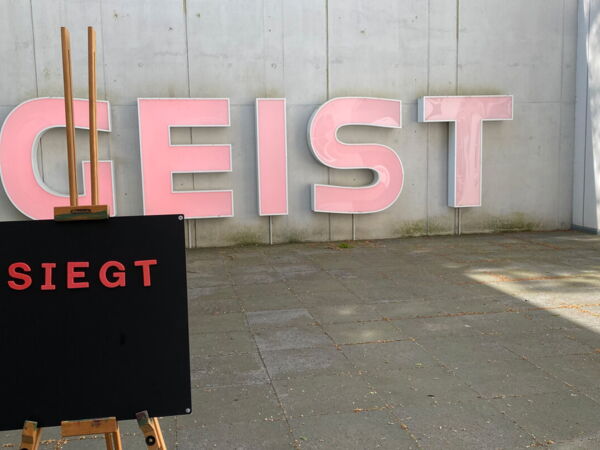 Via Lewandowsky - Das Versprechen / Die Vergangenheit der Zukunft / GEIST, 2017 - MKK erworben mithilfe des Ministeriums für Kultur und Wissenschaft des Landes NRW der Förderstiftung Museum Kurhaus Kleve und des Freundeskreises